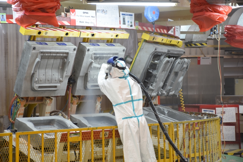 Food production and packaging cleaning with dry ice, environmentally friendly services